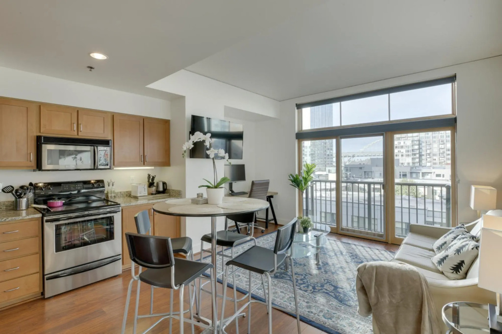 Fully furnished 1BR Apartment - Downtown Location