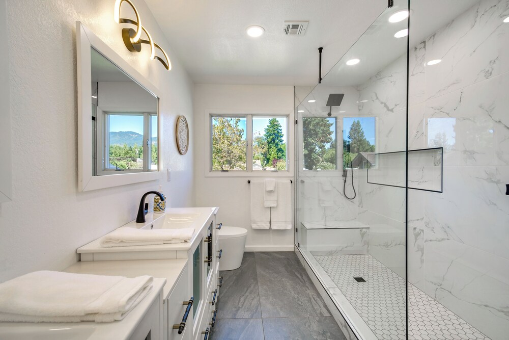 Lovely Riverfront Grants Pass Home: Pool & Hot Tub
