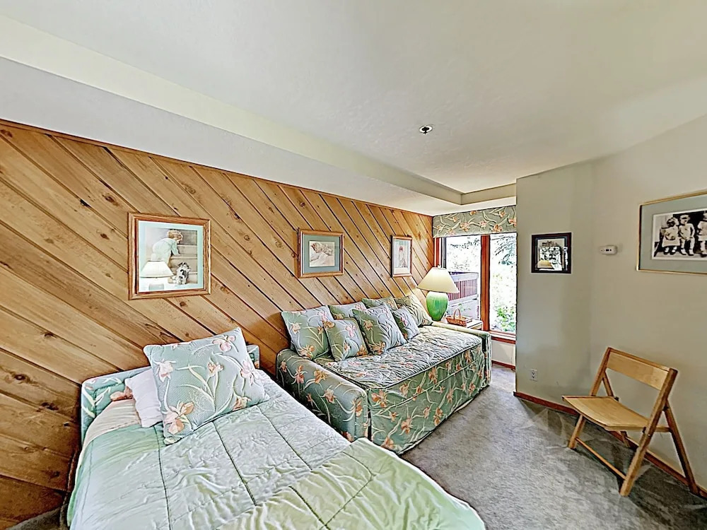 New Listing! Deer Valley Townhome W/ Hot Tub, Pool 3 Bedroom Townhouse