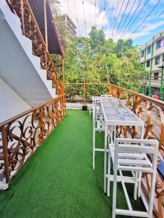 NomadsMNL Airport Hostel
