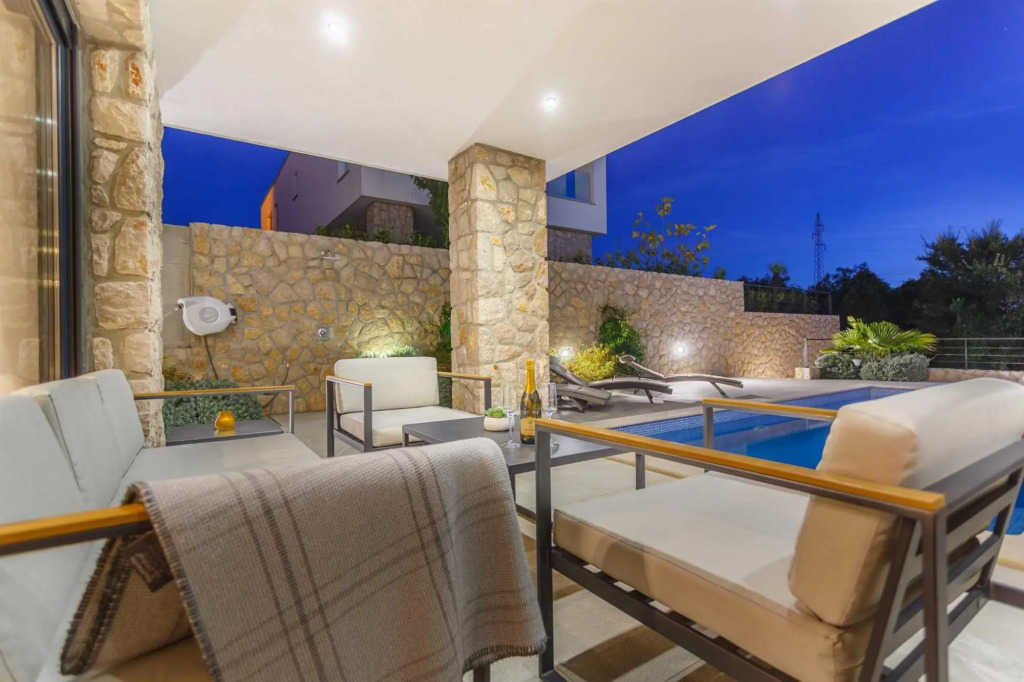 Villa MARIA with heated swimming pool