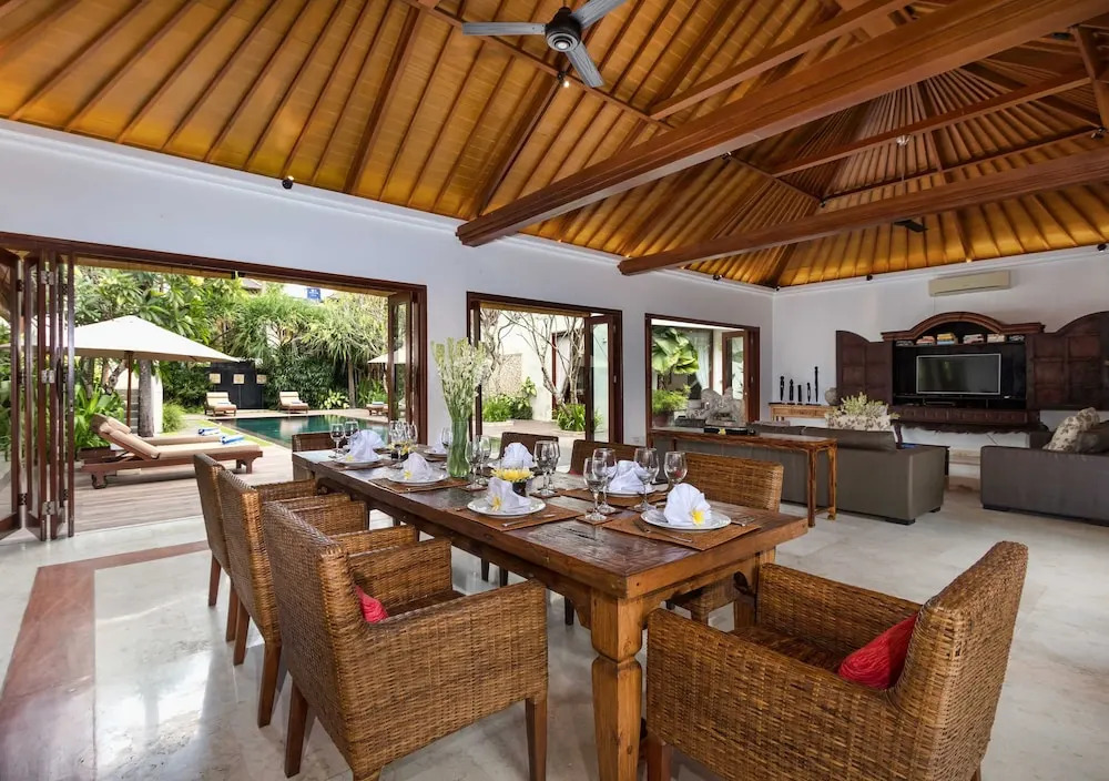 Villa Rubina - Luxury Pool Villa in Batu Belig Next to the Beach