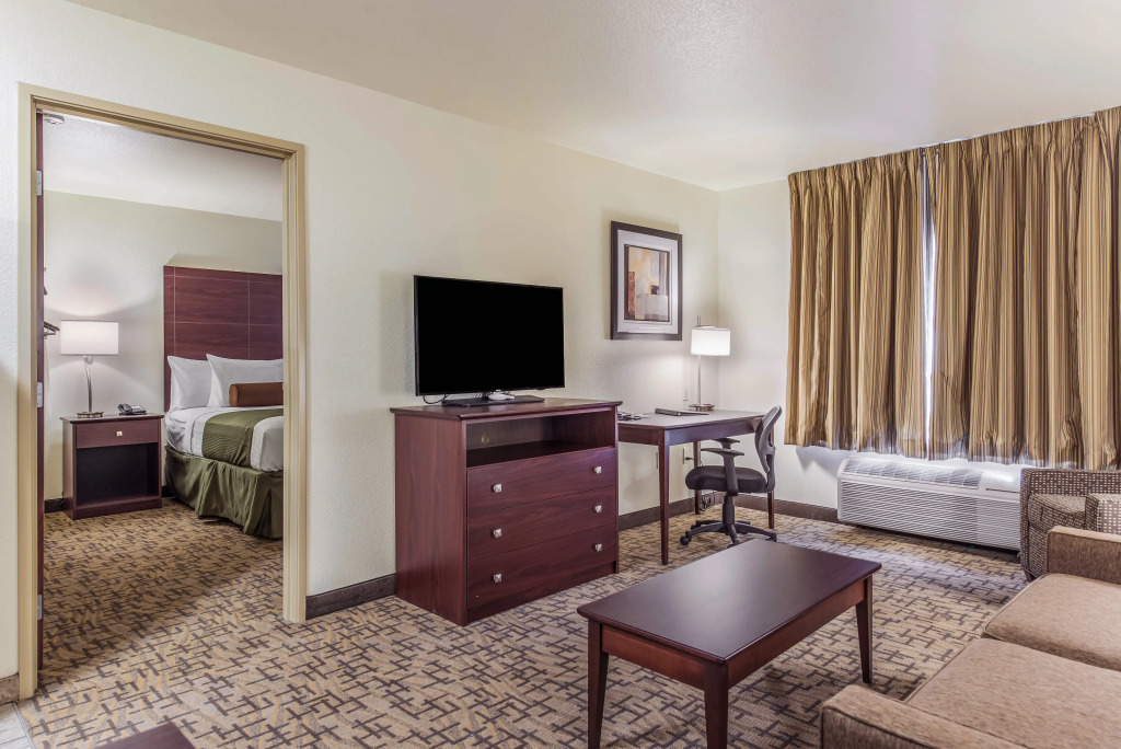 Cobblestone Hotel & Suites - Hutchinson