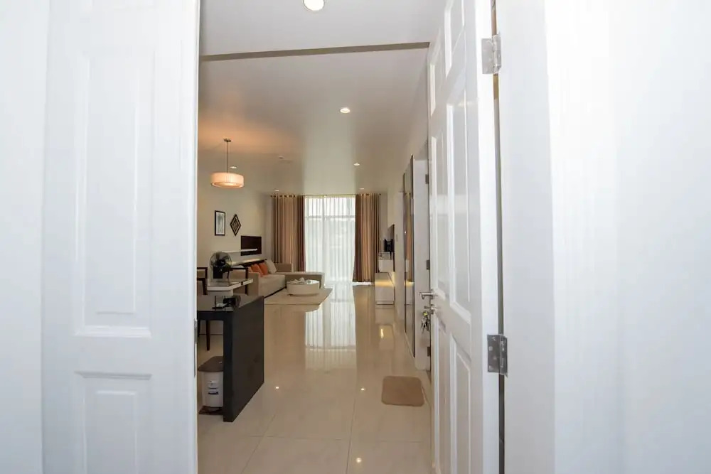 Garden view Apartment - 2 mins to beach