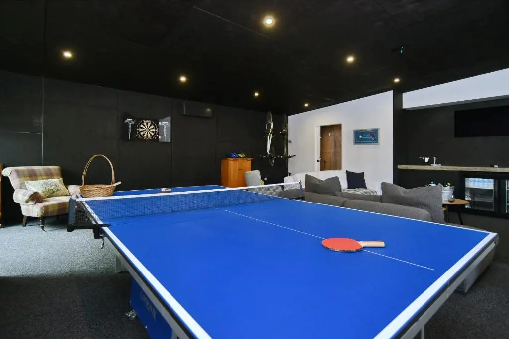 Bridle Path Retreat - Modern Private Luxury