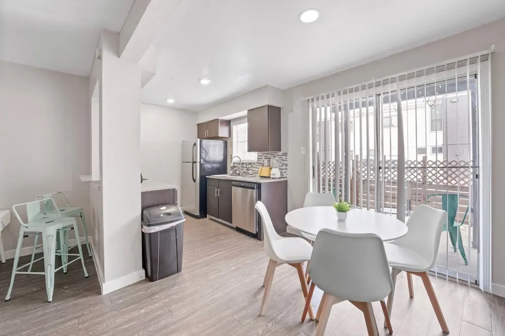 Spacious and Fun King Bed 2BR w Pool 5 Min to DT