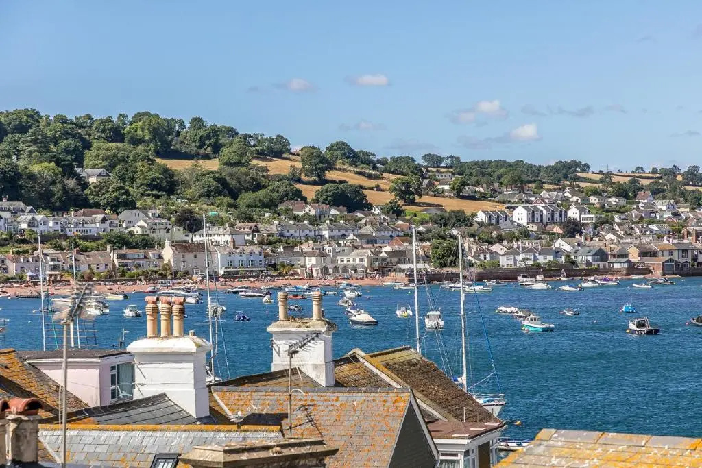 Sea Breeze, Luxury Views Seafront Stylish Home