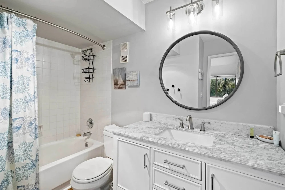 Walk to Coligny Beach Park: Coastal Oasis w/ Pool