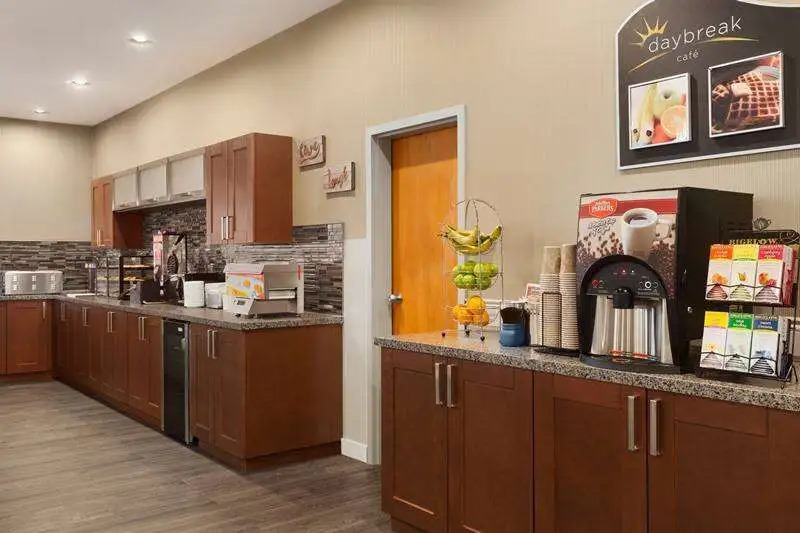 Days Inn & Suites by Wyndham Brooks