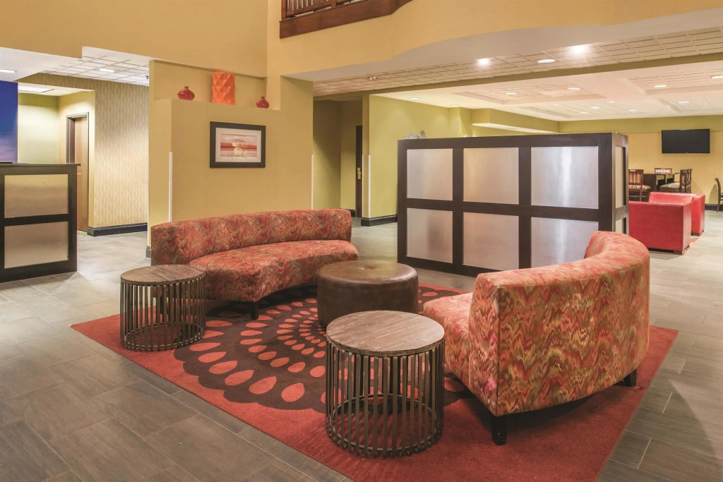 La Quinta Inn & Suites St. Louis Airport - Riverport