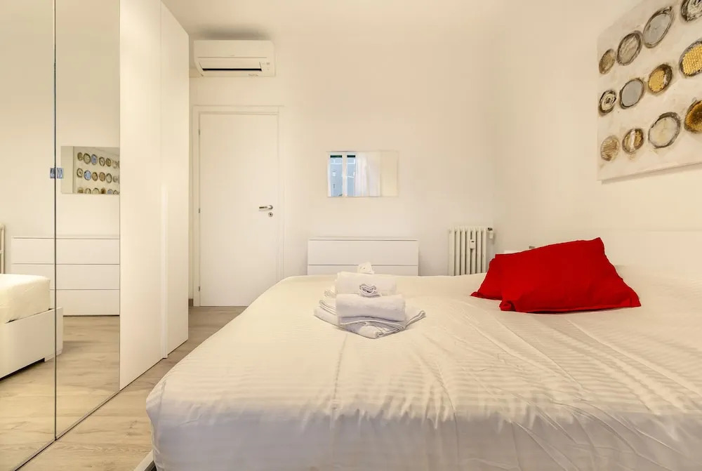 Bright 1 Bedroom near MM1