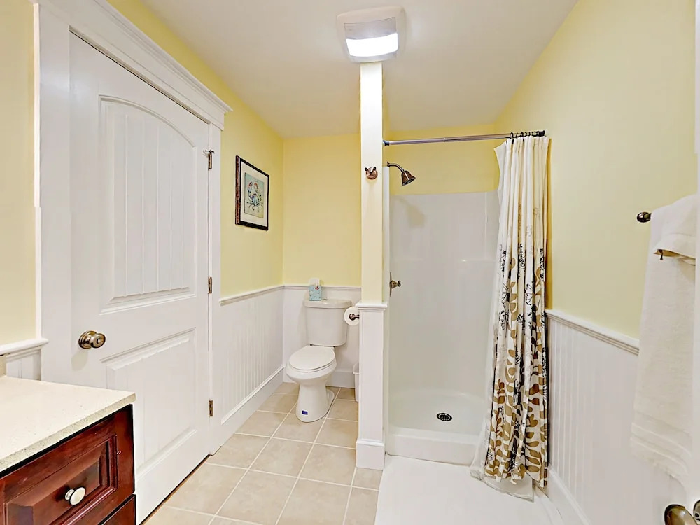 New 1br  W/ Water-view Deck 1 Bedroom Condo