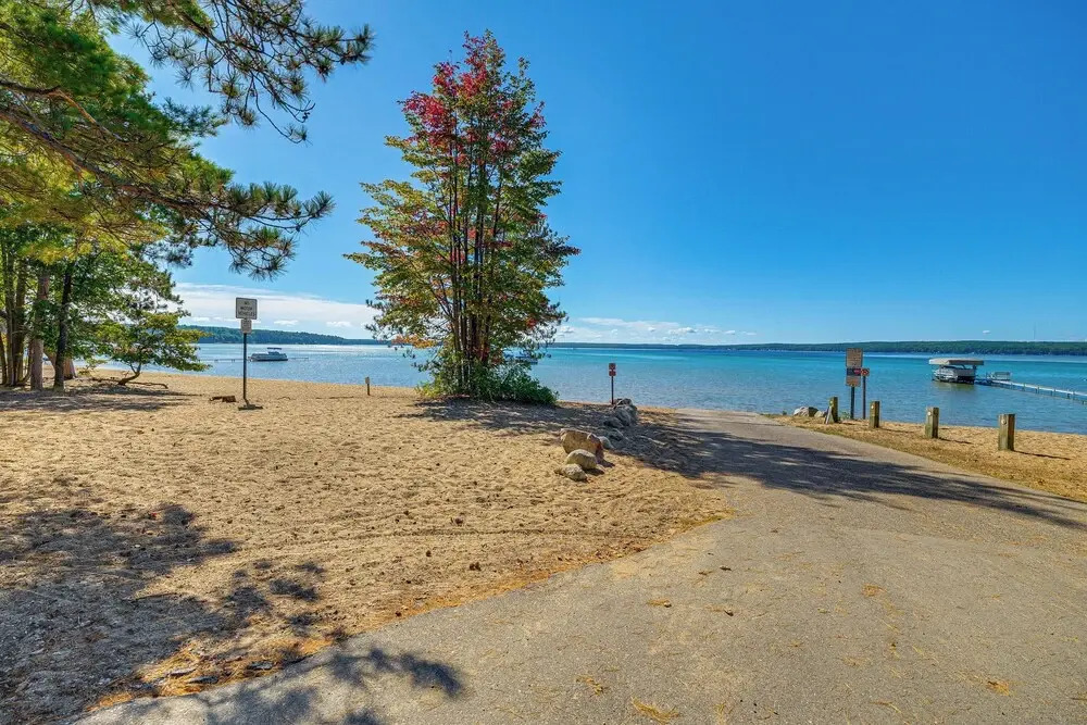 2 Blocks to Boat Ramp: Higgins Lake House w/ Grill