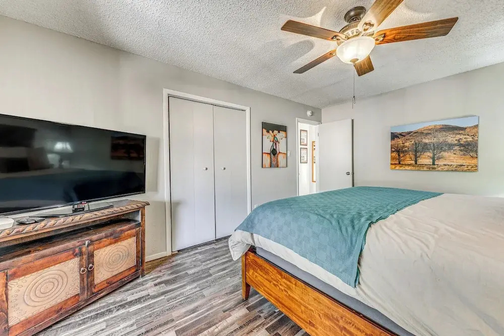 Cozy Ruidoso Condo w/ Deck ~ 2 Mi to Cedar Creek!