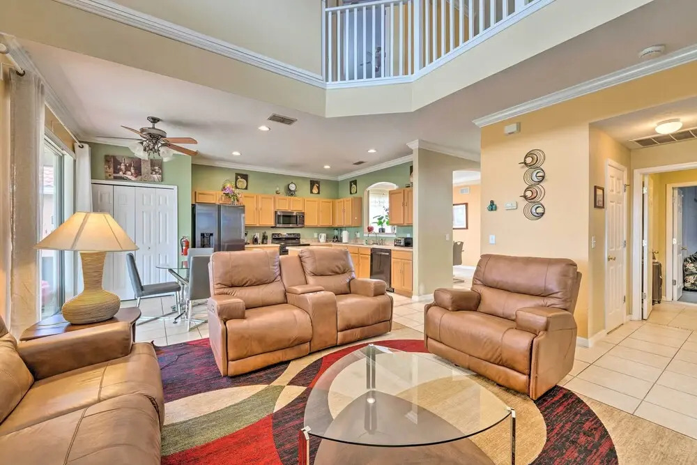 Spacious Family Home w/ Spa in Davenport