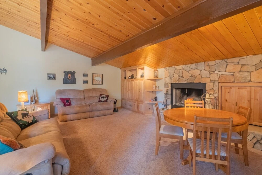 Moonridge Manor - Very Lovely Cabin In A Quiet Neighborhood With An Amazing Hot Tub! 4 Bedroom Home