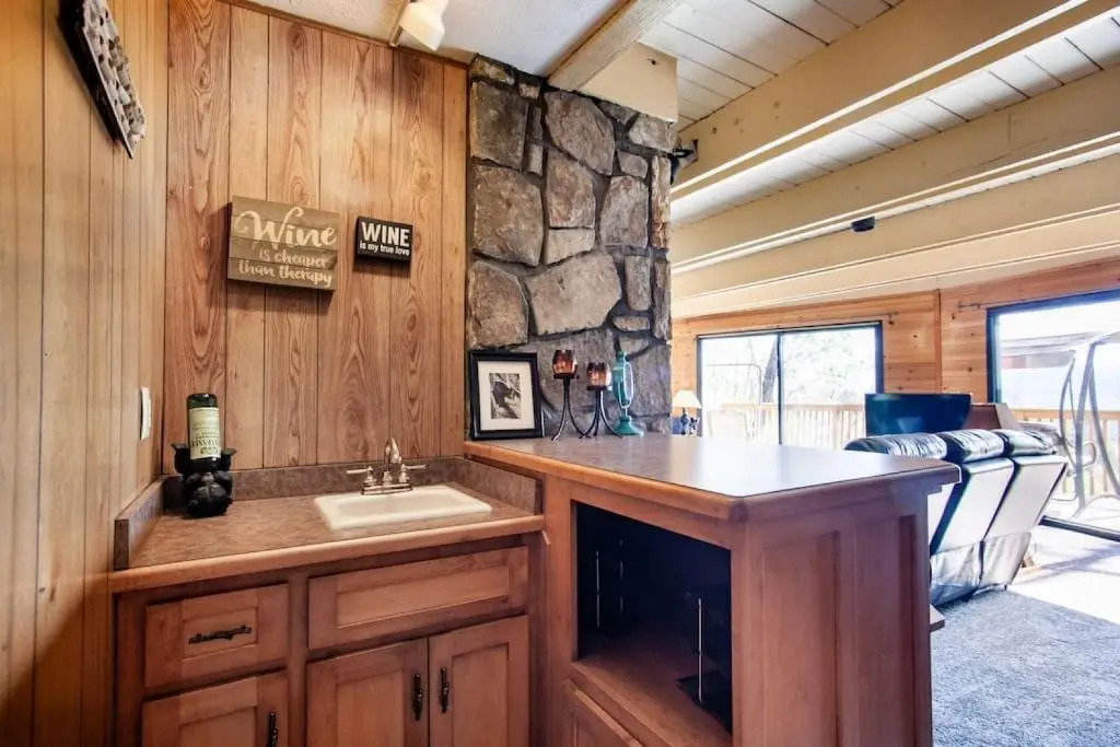 Bear View Chalet with hot tub and near Ober