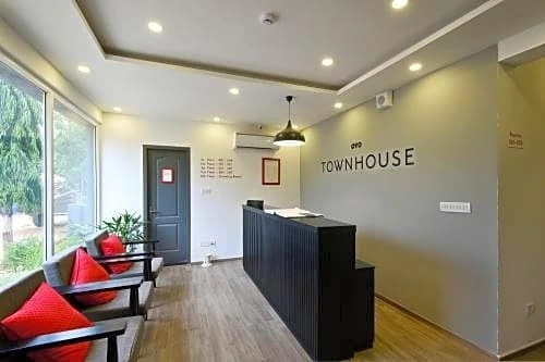 OYO Townhouse 106 Airport Road
