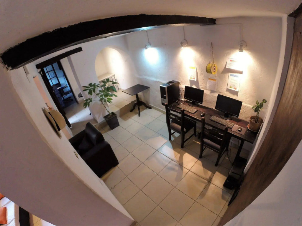 Hostal LAuberge Inn