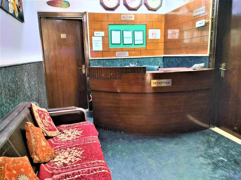 Hotel White Palace,Nizamuddin Railway Station