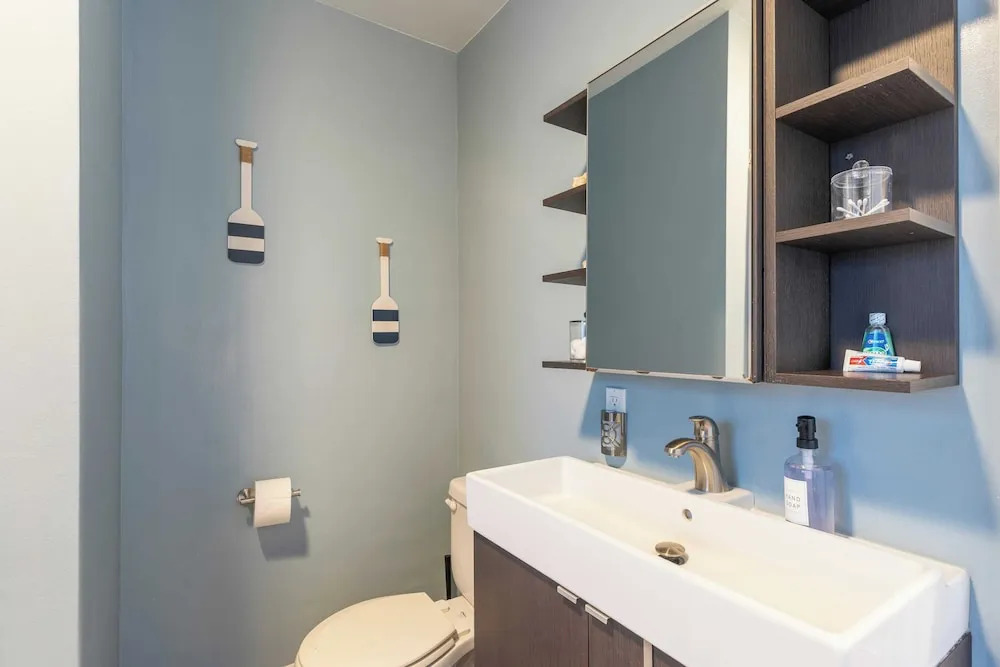Stylish Newport Condos w/ Dock Access, Walk to Balboa Fun Zone and Beach
