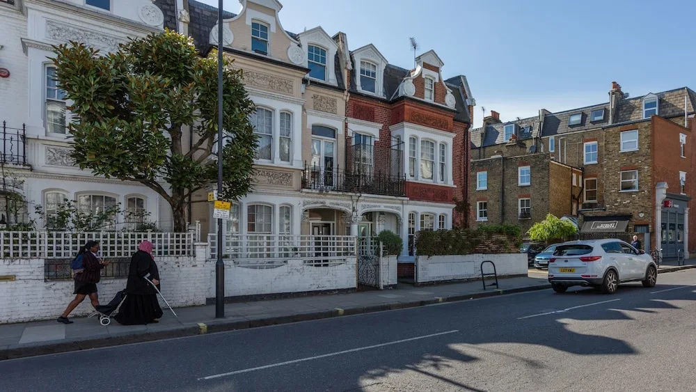 Traditional and Colourful 2BR Garden Flat in Parsons Green