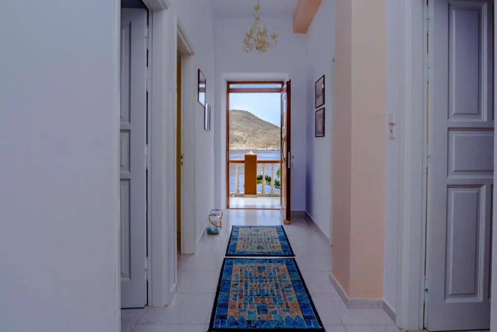 Villa Skiadeni - Sea front house