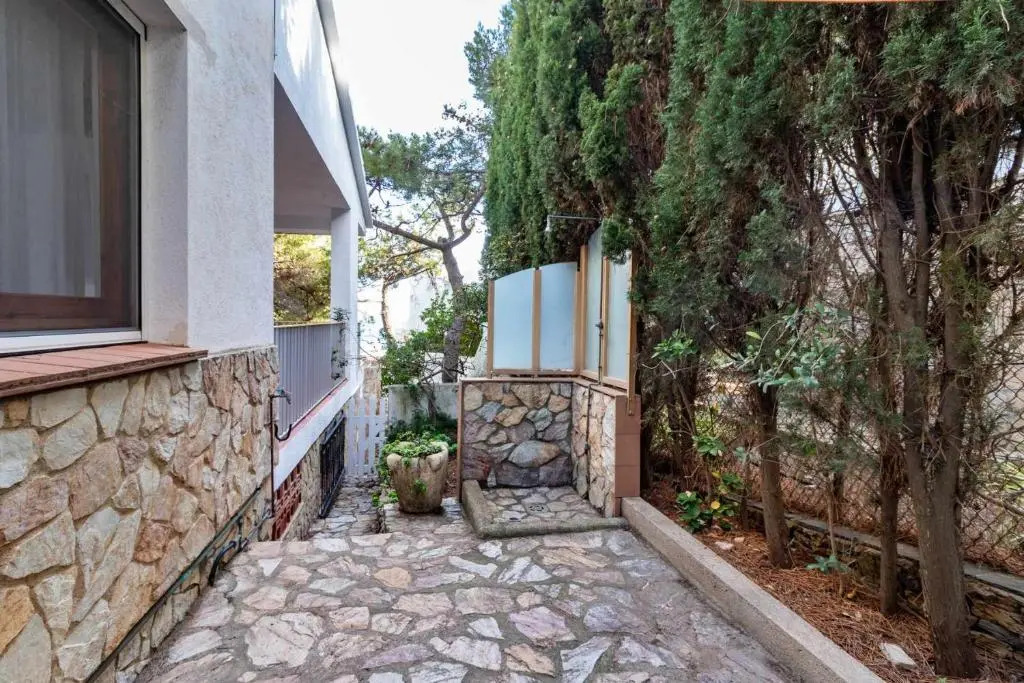 CARBONERAS 53 Apartamento con terraza jardín y vistas al mar
