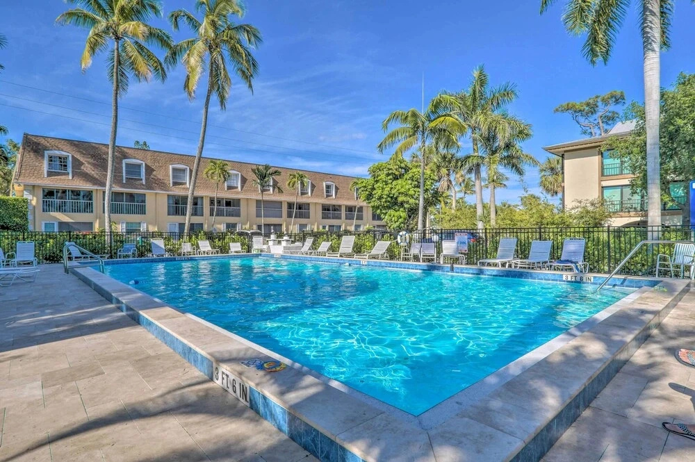 Poolside Fun, Ocean Strolls! Naples Beach Getaway