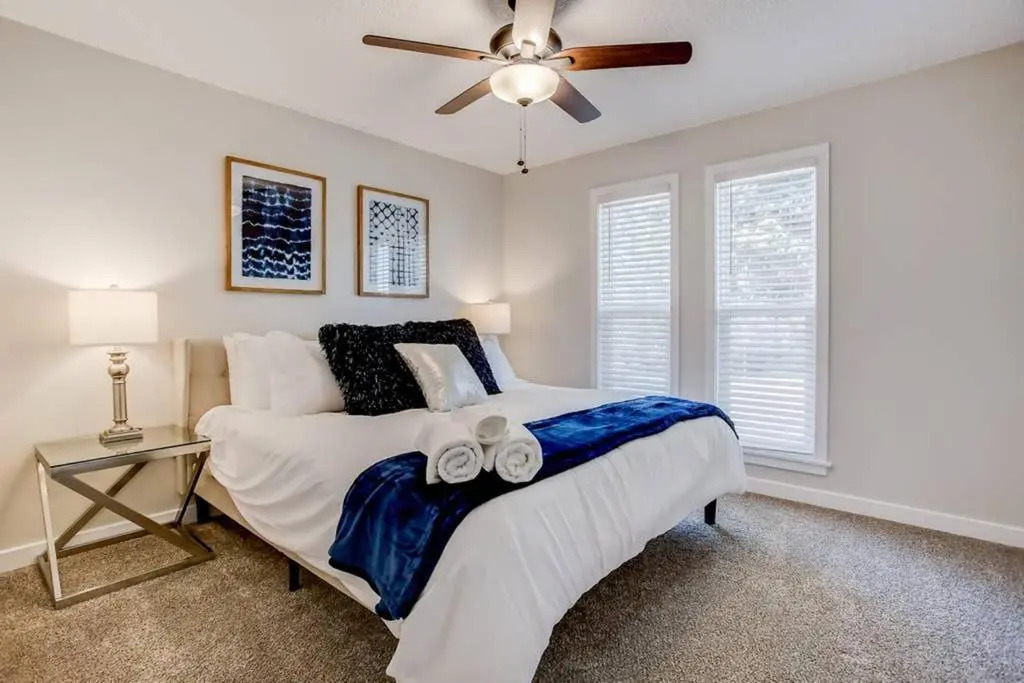 Hot Tub Springs Dream House 5 KING Beds - Sleeps14!