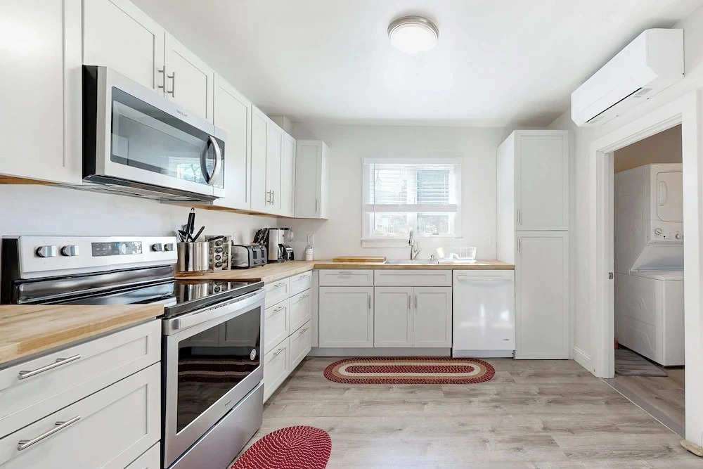 Charming 3BR Cottage Near the Beach w/ Deck