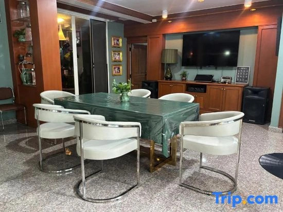 The Oasis on 8 Cozy Homestay & Café
