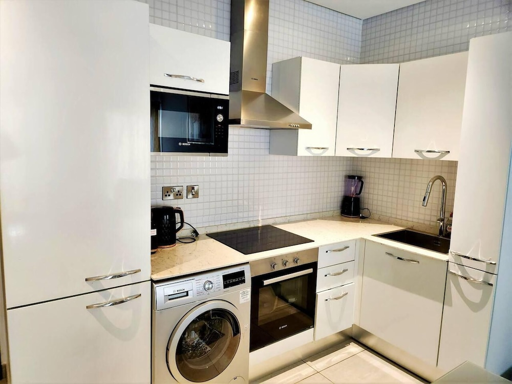 Fantastic Luxury Gem-5star Location, Pool, Gym