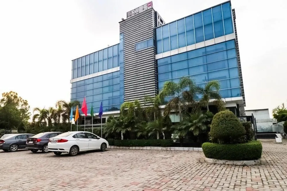 La Silver Leaf Hotel