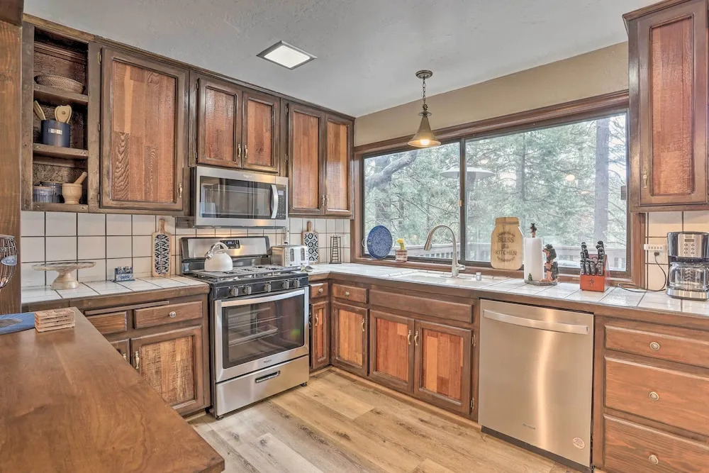 Woodsy Twin Peaks Getaway w/ Hot Tub & Views!