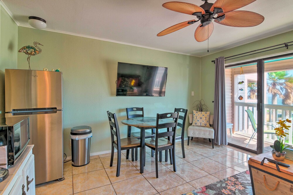 Corpus Christi Condo w/ Community Amenities!