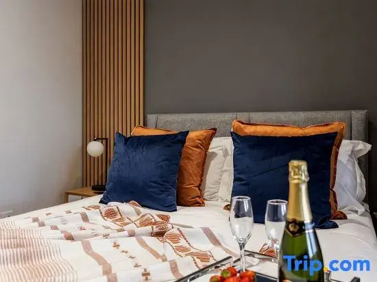 Luxurious 2-Bed Apt w/ Stunning Sea View & Parking