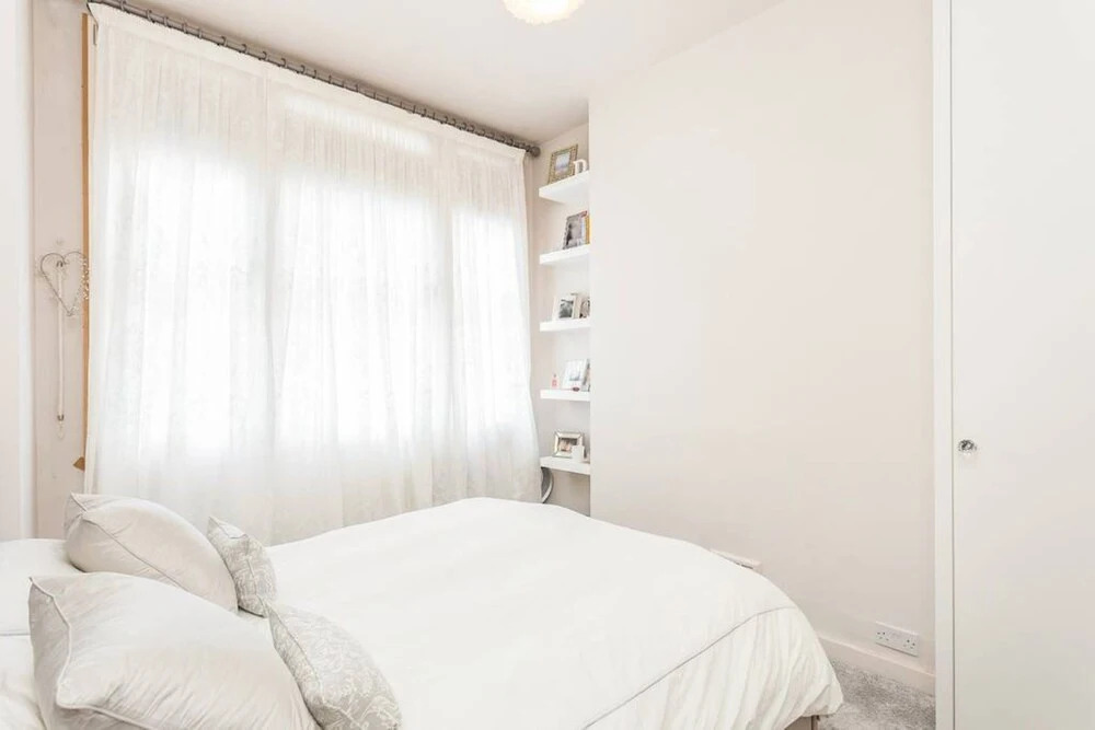 Putney riverside pad, perfect base for Wimbledon