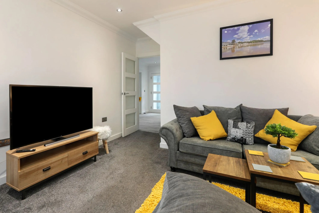 Ocean Waves - Ground Floor Apartment Pet Friendly Enclosed Garden
