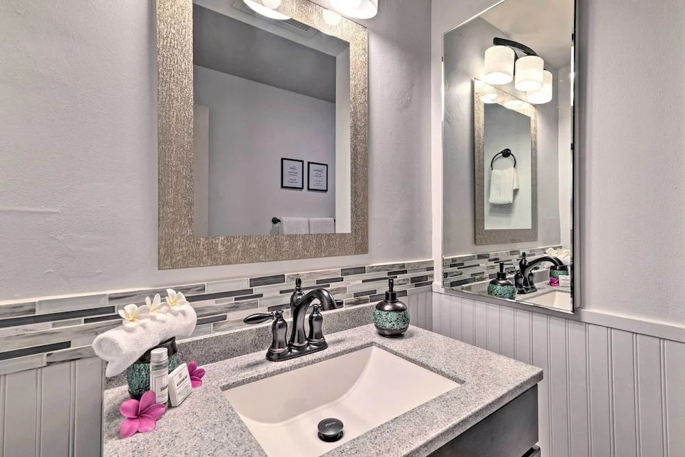Kailua-kona Condo w/ Lanai, Walk to Beach + Pier!