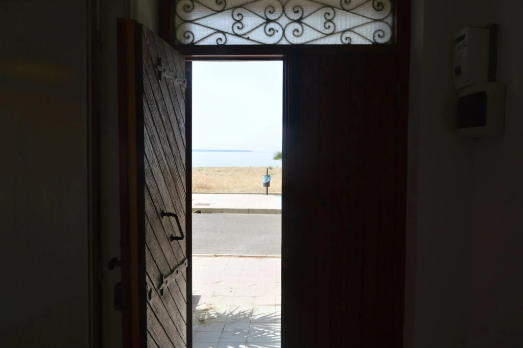 Holiday home on the Torregrande seafront, 30 meters from the seashore-Casa delle Palme