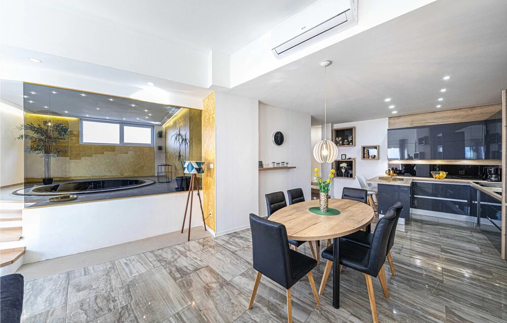 Stunning Home in Okrug Gornji With 2 Bedrooms and Wifi