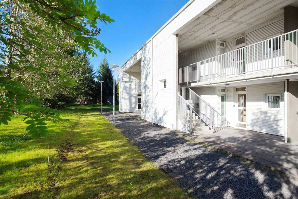 Golden Circle Apartments