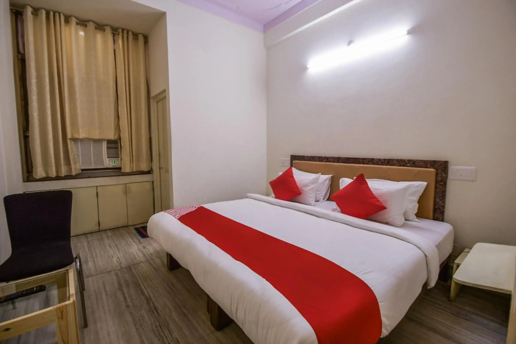 OYO 15212 Hotel Seema