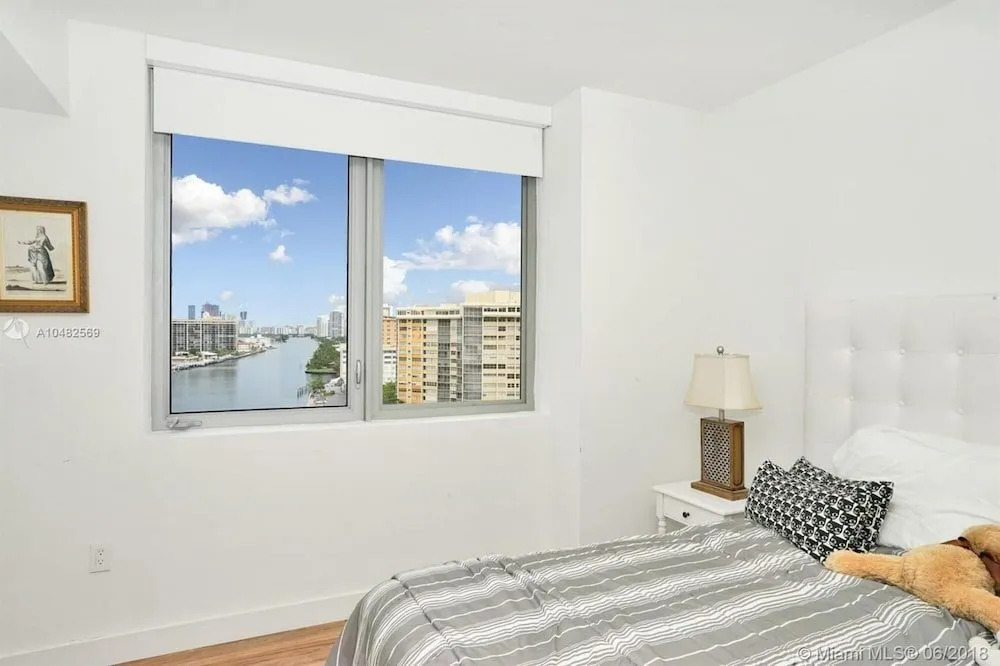 Incredible Bay View 3 Bed Private Floor Apt 1101 BW Resort Miami FL