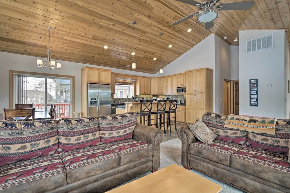9 Mi to Heavenly Mountain: South Lake Tahoe Home!