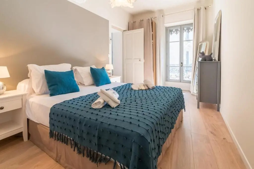 Elegant 2br with 2 bathrooms and AC close to Les Halles dAvignon Welkeys