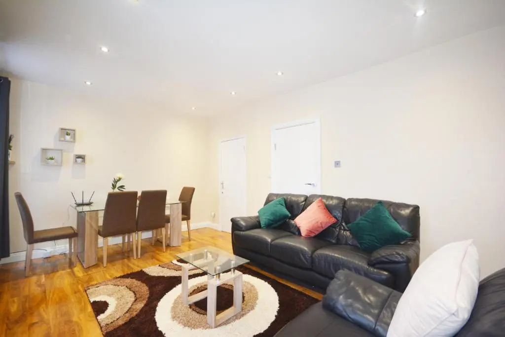 London Modern 4 Bedroom Apartment