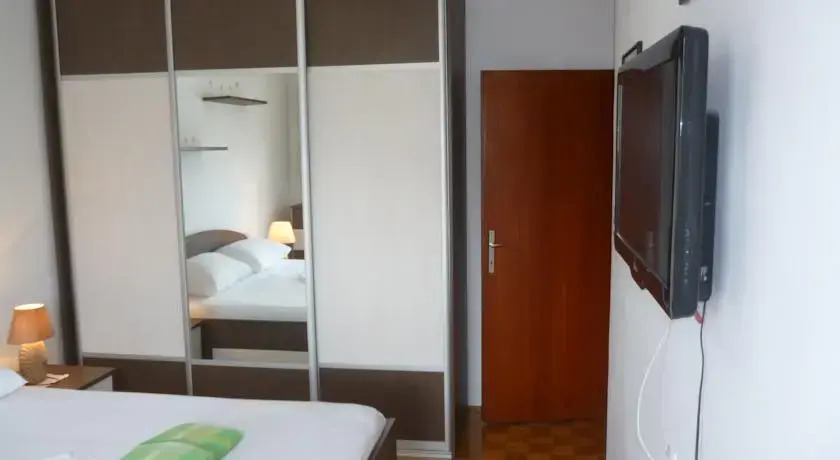 Apartment Top Split