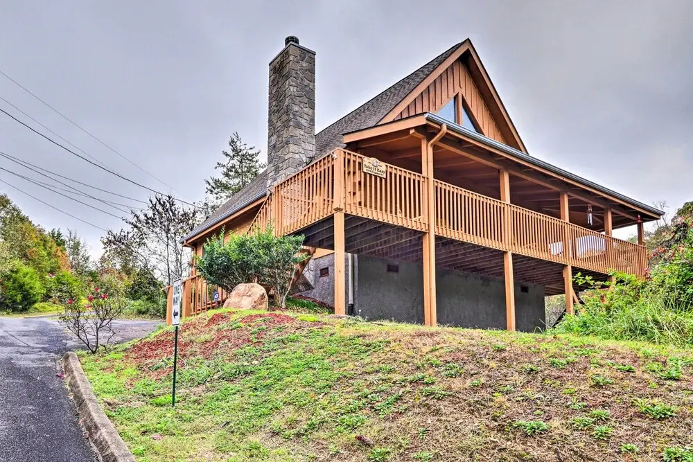 Homey Sevierville Cabin w/ Deck Near Pigeon Forge!